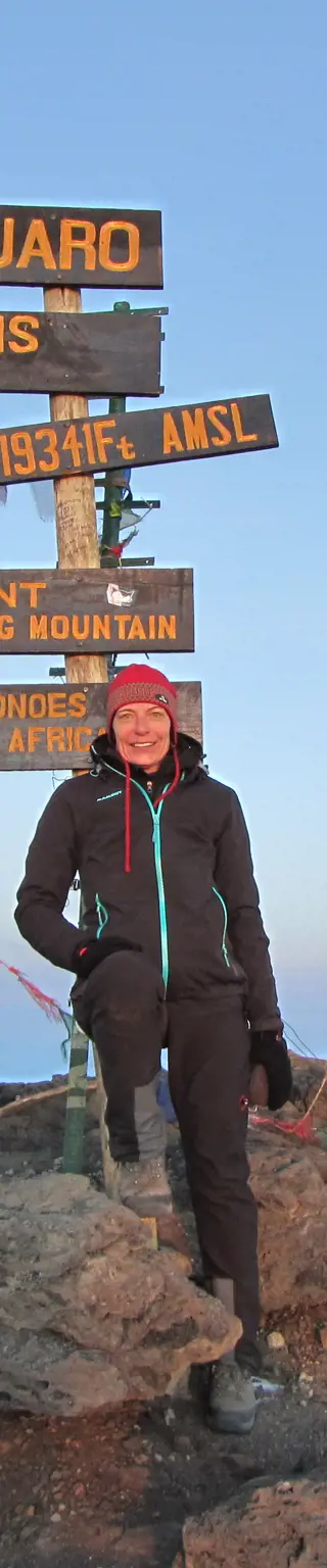 Stolz und mit erhabenem Gefühl auf dem Gipfel des Kilimanjaro